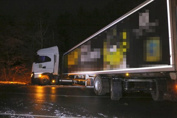 Wildunfall bei Glatteis, LKW blockiert B214 bei Ankum mehrere Stunden