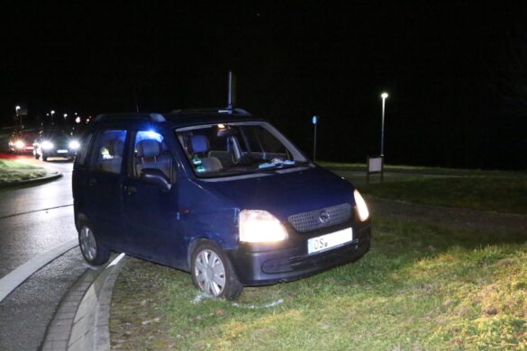 PKW fährt in Hasbergen auf Kreisverkehr, Fahrerin wird verletzt