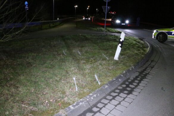 PKW fährt in Hasbergen auf Kreisverkehr, Fahrerin wird verletzt