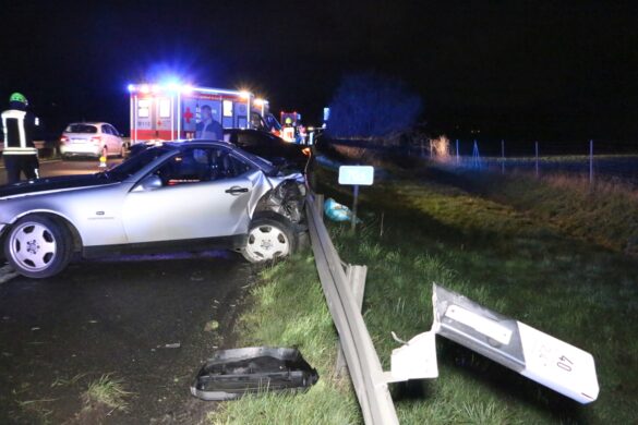 Drei Menschen bei Kollision auf der Autobahn A33 verletzt