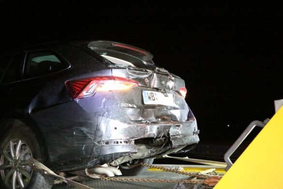 Fahrzeuge kollidieren während LKW-Bergung auf der A1, Arbeiter kommen mit dem Schrecken davon