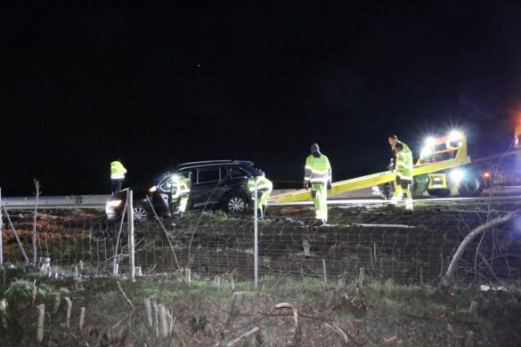 Fahrzeuge kollidieren während LKW-Bergung auf der A1, Arbeiter kommen mit dem Schrecken davon