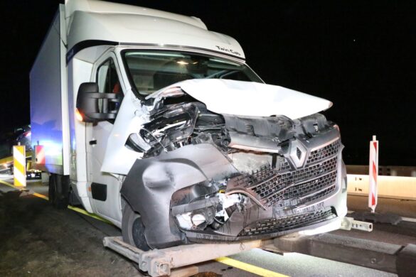 Fahrzeuge kollidieren während LKW-Bergung auf der A1, Arbeiter kommen mit dem Schrecken davon