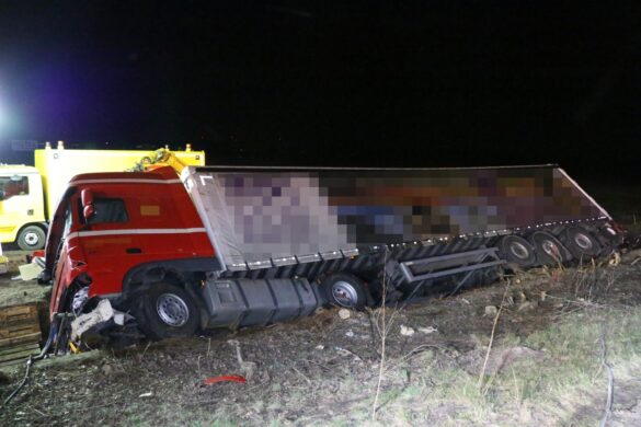 Fahrzeuge kollidieren während LKW-Bergung auf der A1, Arbeiter kommen mit dem Schrecken davon