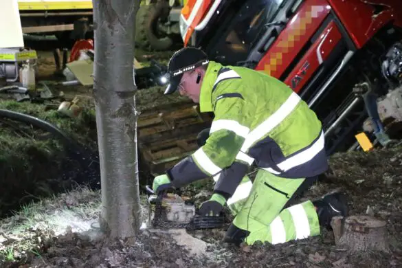 Fahrzeuge kollidieren während LKW-Bergung auf der A1, Arbeiter kommen mit dem Schrecken davon