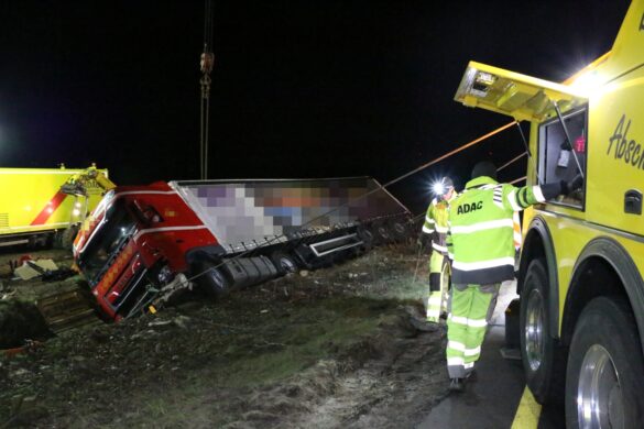 Fahrzeuge kollidieren während LKW-Bergung auf der A1, Arbeiter kommen mit dem Schrecken davon