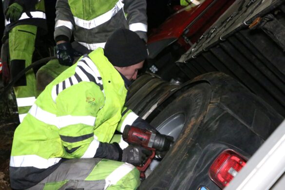 Fahrzeuge kollidieren während LKW-Bergung auf der A1, Arbeiter kommen mit dem Schrecken davon