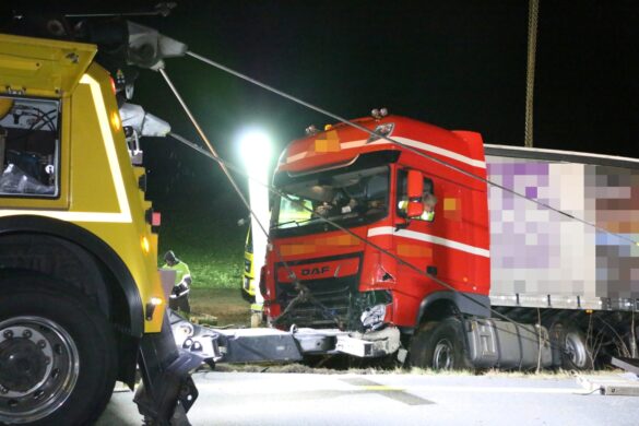 Fahrzeuge kollidieren während LKW-Bergung auf der A1, Arbeiter kommen mit dem Schrecken davon