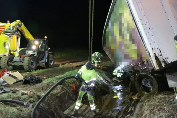 Fahrzeuge kollidieren während LKW-Bergung auf der A1, Arbeiter kommen mit dem Schrecken davon
