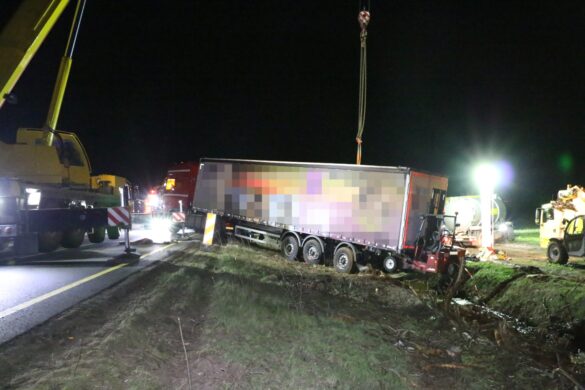 Fahrzeuge kollidieren während LKW-Bergung auf der A1, Arbeiter kommen mit dem Schrecken davon
