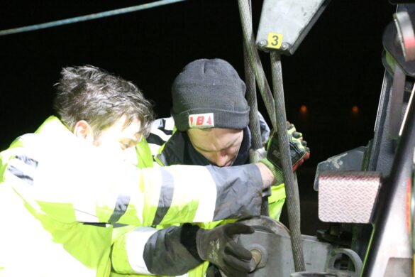 Fahrzeuge kollidieren während LKW-Bergung auf der A1, Arbeiter kommen mit dem Schrecken davon