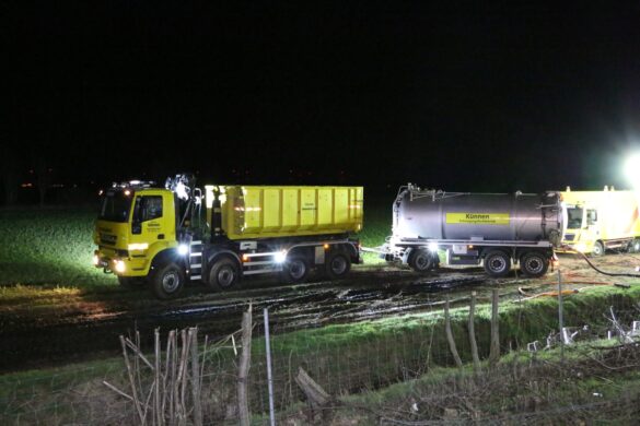 Fahrzeuge kollidieren während LKW-Bergung auf der A1, Arbeiter kommen mit dem Schrecken davon