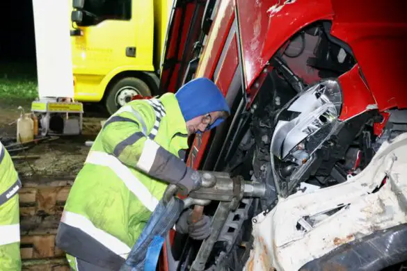 Fahrzeuge kollidieren während LKW-Bergung auf der A1, Arbeiter kommen mit dem Schrecken davon