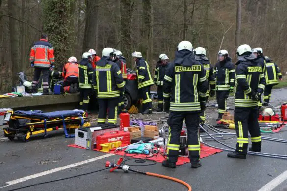 PKW kracht vor Baum, Autofahrer in Belm lebensgefährlich verletzt PKW kracht vor Baum, Autofahrer in Belm lebensgefährlich verletzt