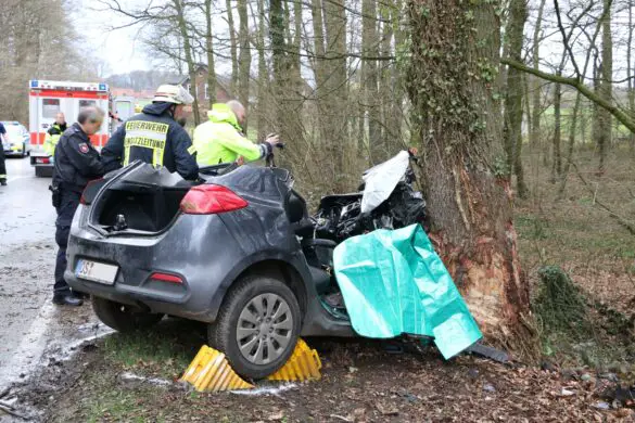 PKW kracht vor Baum, Autofahrer in Belm lebensgefährlich verletzt PKW kracht vor Baum, Autofahrer in Belm lebensgefährlich verletzt