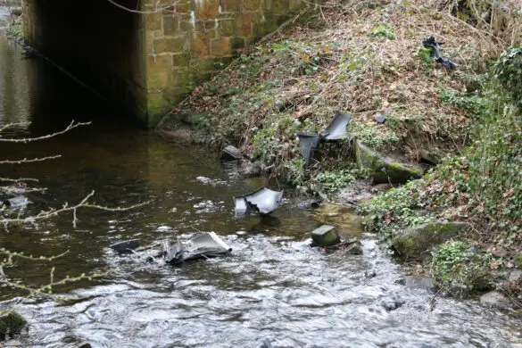 PKW kracht vor Baum, Autofahrer in Belm lebensgefährlich verletzt PKW kracht vor Baum, Autofahrer in Belm lebensgefährlich verletzt