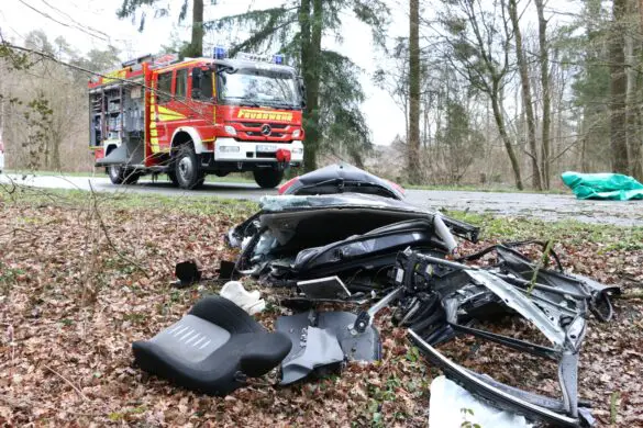 PKW kracht vor Baum, Autofahrer in Belm lebensgefährlich verletzt PKW kracht vor Baum, Autofahrer in Belm lebensgefährlich verletzt