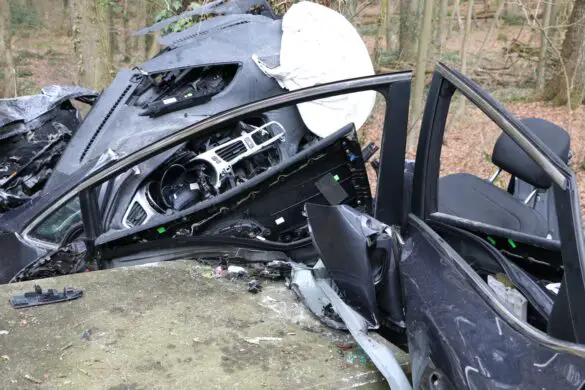 PKW kracht vor Baum, Autofahrer in Belm lebensgefährlich verletzt PKW kracht vor Baum, Autofahrer in Belm lebensgefährlich verletzt