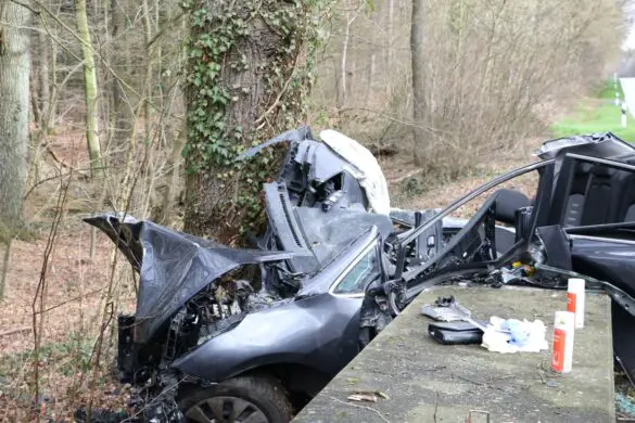 PKW kracht vor Baum, Autofahrer in Belm lebensgefährlich verletzt PKW kracht vor Baum, Autofahrer in Belm lebensgefährlich verletzt