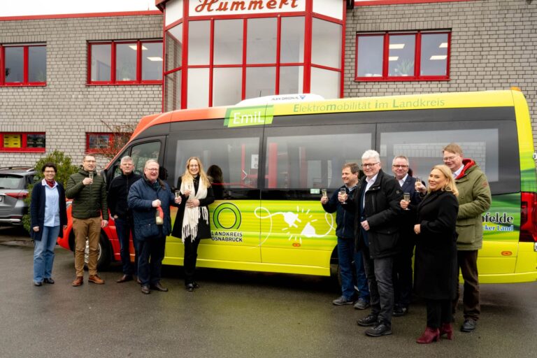 Landrätin Anna Kebschull (5.v.l.) und Bürgermeister Klaus Rehkämper (4.v.r.) bei der Fahrzeugtaufe mit Simone Blum (links), Philip Hummert, Gerhard Ellerbeck, Claus Hummert, Stephan Hummert, Dr. Winfried Wilkens, Katrin Greywe und Klaus Schwarzer. / Foto: VOS Süd.