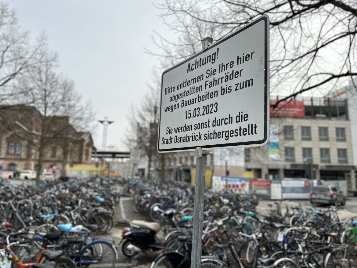 Schilder wie dieses weisen auf die Große Reinigungsaktion am Osnabrücker Hauptbahnhof hin. / Foto: Pohlmann