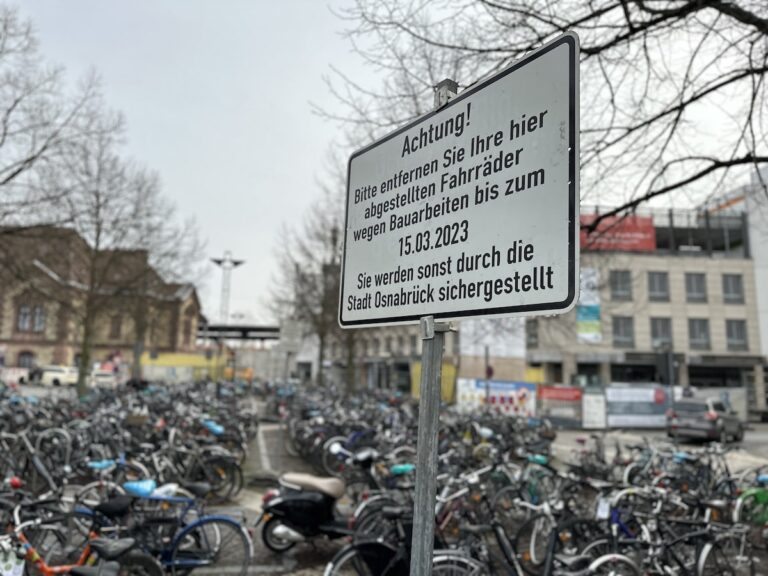 Schilder wie dieses weisen auf die Große Reinigungsaktion am Osnabrücker Hauptbahnhof hin. / Foto: Pohlmann