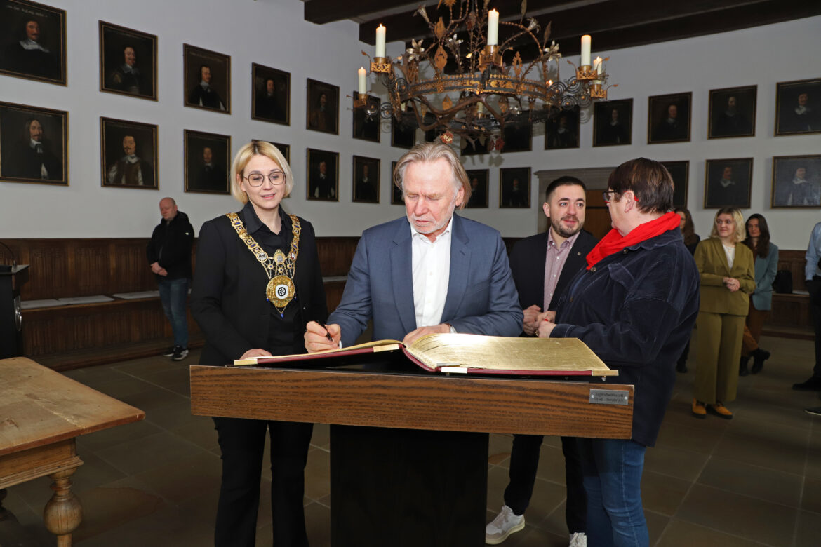 Der Australische Botschafter Philip Green (2. von links) trägt sich im Beisein von Oberbürgermeisterin Katharina Pötter (links) sowie den Bundestagsabgeordneten Manuel Gava und Anke Hennig ins Goldene Buch der Stadt Osnabrück ein. / Foto: Simon Vonstein