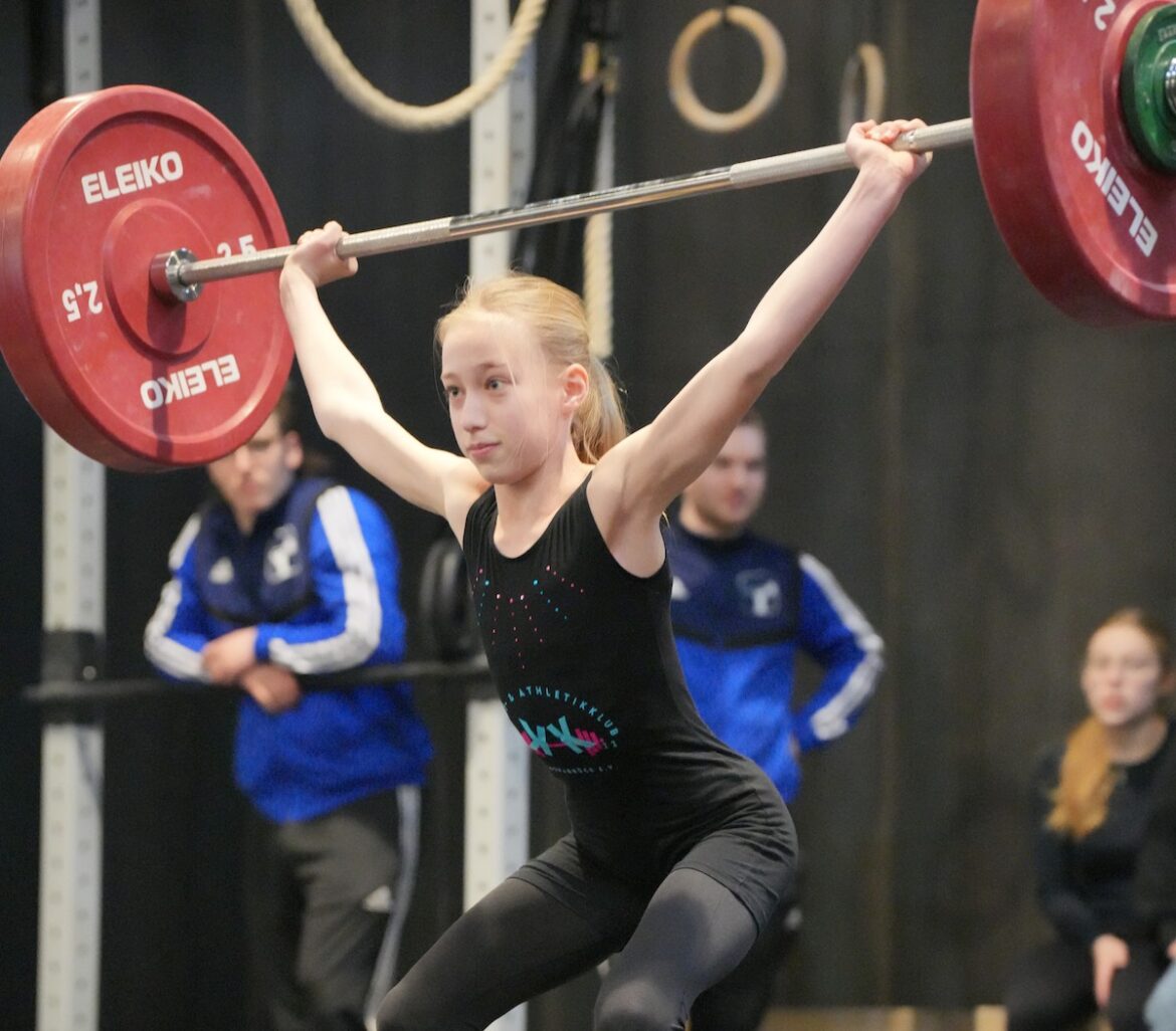 Mailin Buschmeyer sichert sich einen Platz auf dem Siegerpodest. / Foto: Kraft- und Athletikklub Osnabrück e. V.