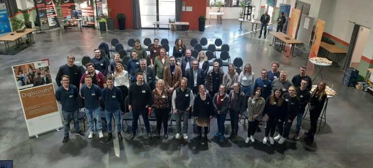 28 Auszubildende beschäftigten sich ein halbes Jahr lang mit Digitalisierungs- und Nachhaltigkeitsprojekten in Unternehmen aus dem Osnabrücker Land. / Foto: RKW Kompetenzzentrum