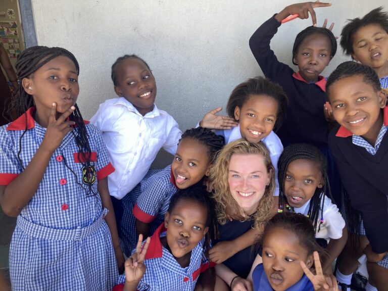 Kathrin Könker besuchte eine Schule in Kapstadt, im Osnabrücker Gepäck: etliche Spenden. / Foto: Privat
