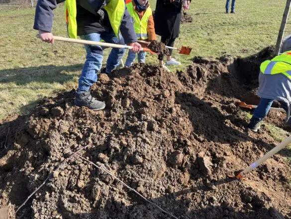 Die Kinder helfen fleißig mit. / Foto: Hirsch