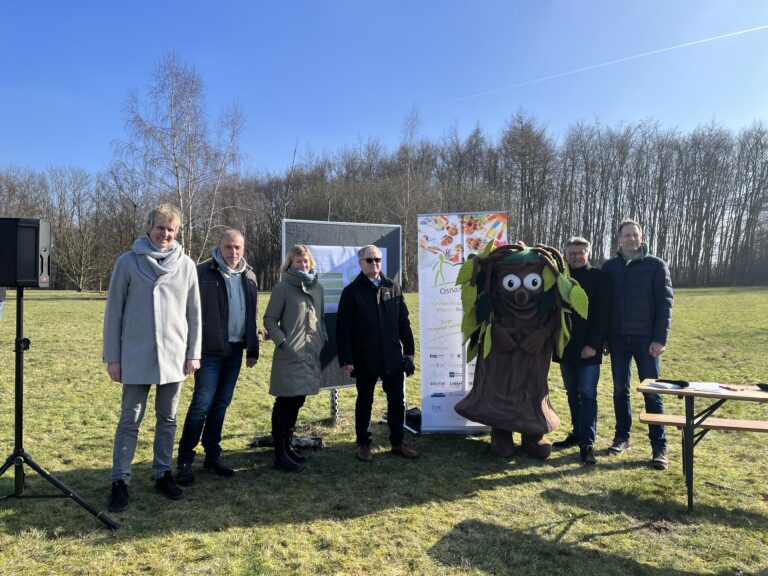 Frank Acker (links), Thomas Maag, Kirstin Flüssmeyer, Joachim Benzmann, "Alfons Apfelbaum", Fritz Brickwedde und Oliver Rölker. / Foto: Hirsch
