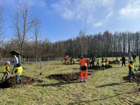 Kinder und Mitarbeitende der Osnabrücker Service Betriebe. / Foto: Hirsch
