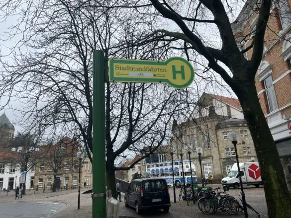 Start an der Haltestelle Lortzingstraße/Ecke Domhof / Foto: Hirsch