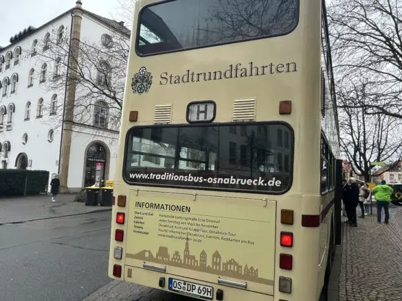 Informationen auf der Rückseite des Busses / Foto: Hirsch