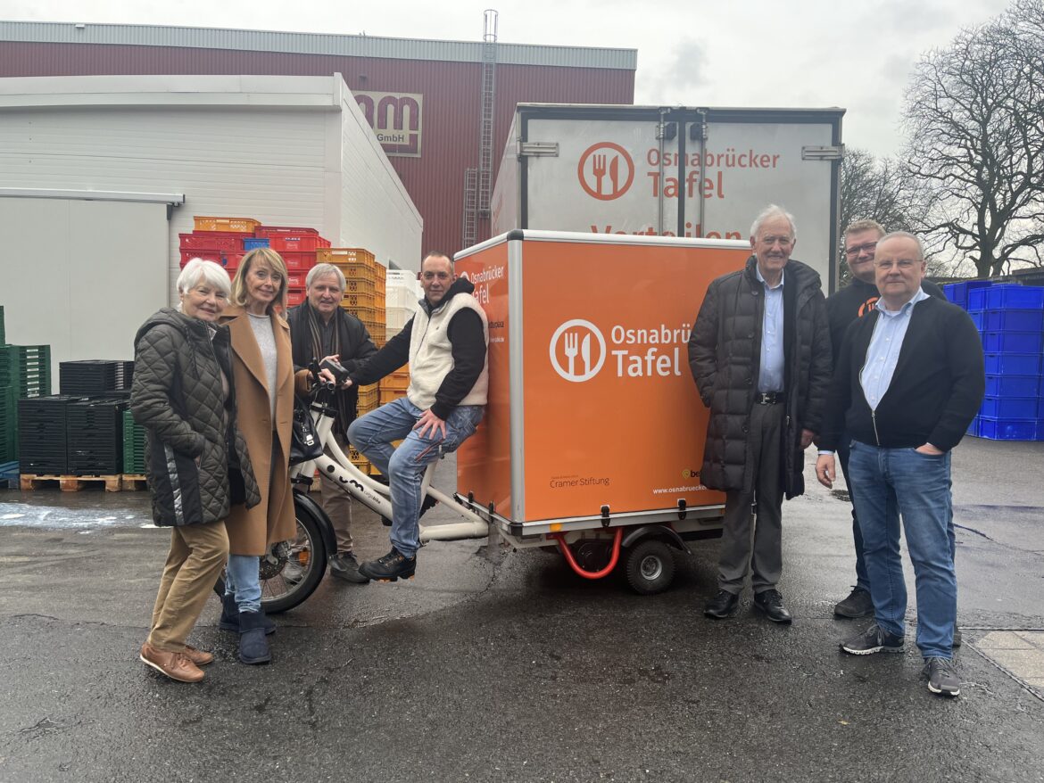 Spnde des Lastenrads der Cramer-Stiftung: Gerda Haberstroh (links), Gisela Cramer, Gerhard Toller, Sascha Hilinger, Hans-Ulrich Cramer, Dennis Schallenberg und Herrmann Große-Marke. / Foto: Hirsch