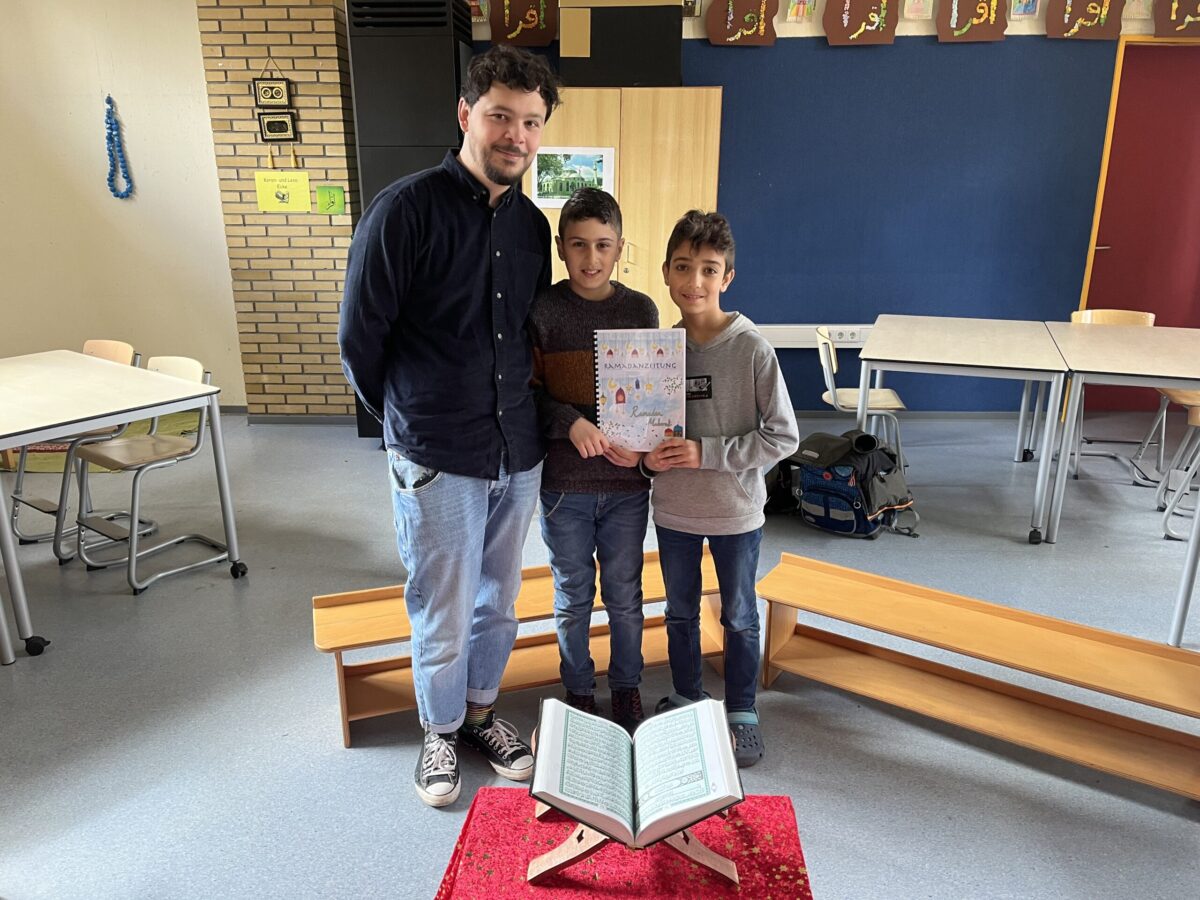 Lehrer Hysen Arapi (links) sowie die Schüler Mahmut Rad und Mustafa Alkweifi. / Foto: Hirsch