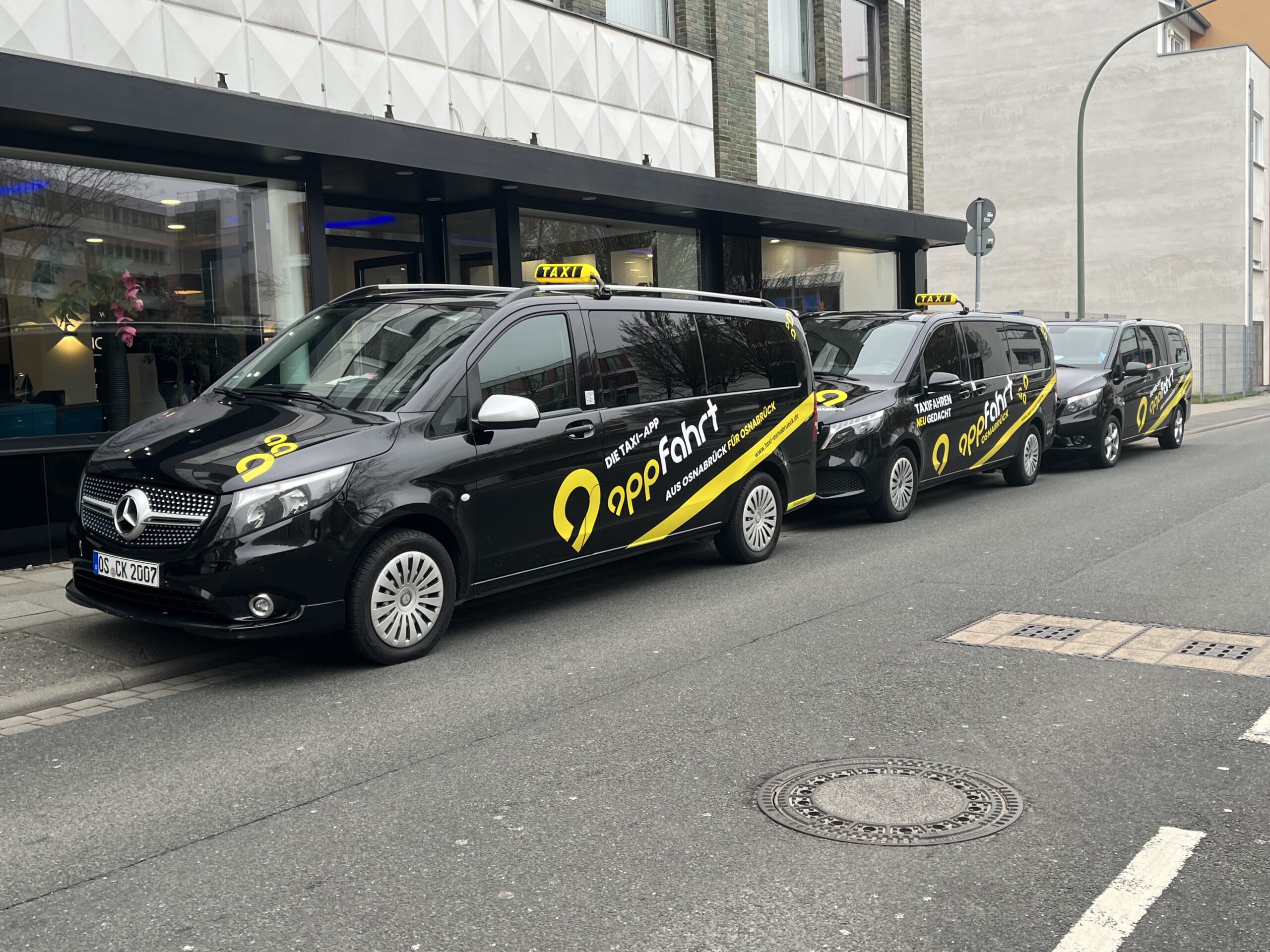 Großraumtaxis des Unternehmens "Appfahrt". / Foto: Hirsch