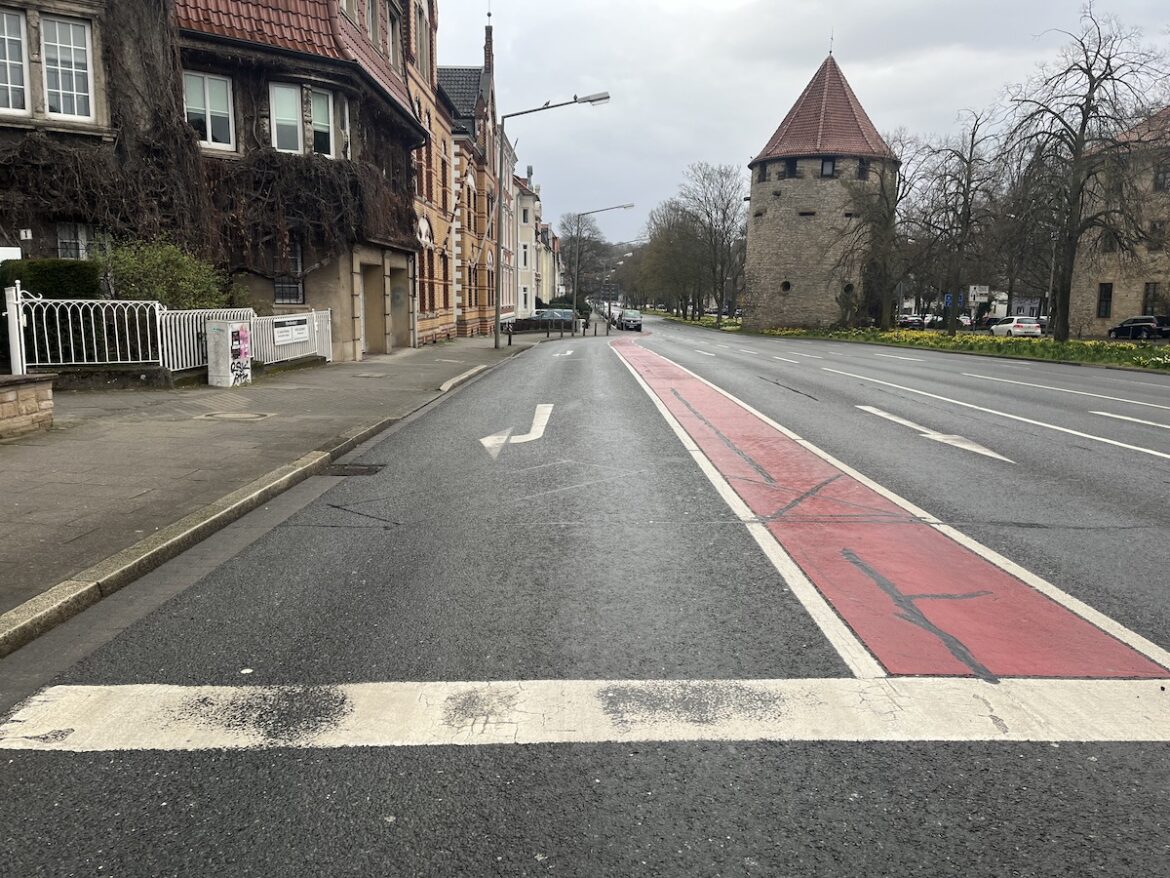 Rechtsabbieger zum Rißmüllerplatz wird zur Protected Bike Lane. / Foto: Hirsch