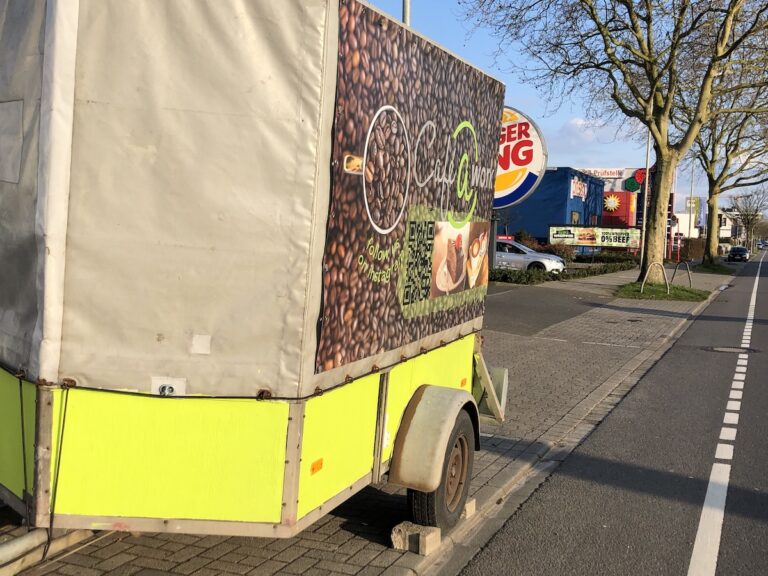 So sieht es derzeit an der Page aus: Die "Parkstreifen" dienen oft als Abstellplatz für Werbeanhänger.