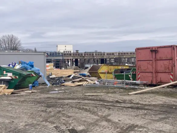 ... bald sollen dann die alten Türen den historischen Charme zurückbringen. / Foto: Schulte