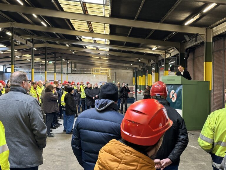 Der neue cunova CEO Werner Stegmüller stellt sich den Mitarbeitern am Stammsitz Osnabrück vor. / Foto: Pohlmann