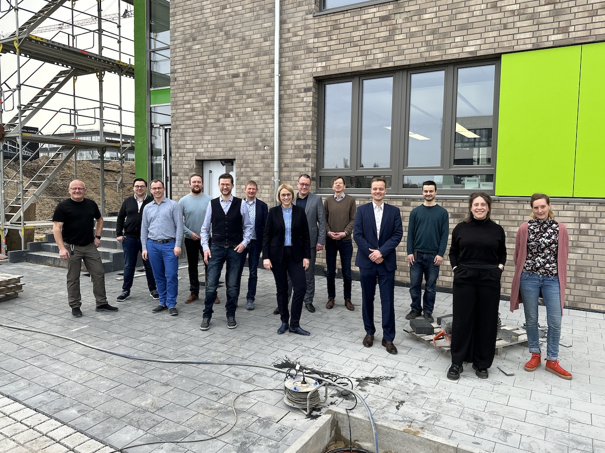 Gruppenbild mit Oberbürgermeisterin und Wirtschaftsförderung. Vertreter von iotec, btinamic und seedalive vor dem neuen Gebäude im Wissenschaftspark. / Foto: Pohlmann
