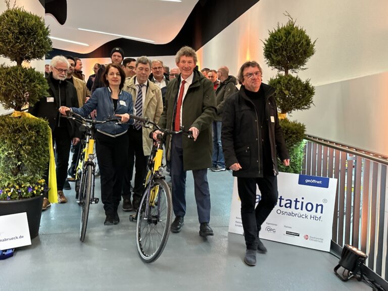 Eröffnung der neuen Radstation Osnabrück am Hauptbahnhof, erste Reihe (vlnr): Ulla Bauer (Radverkehrsbeauftragte der Stadt Osnabrück), Uwe Görtemöller (Bürgermeister Stadt Osnabrück), Frank Doods (Staatssekretär Niedersächsisches Ministerium für Wirtschaft, Verkehr, Bauen und Digitalisierung), Frank Otte (Stadtbaurat)
