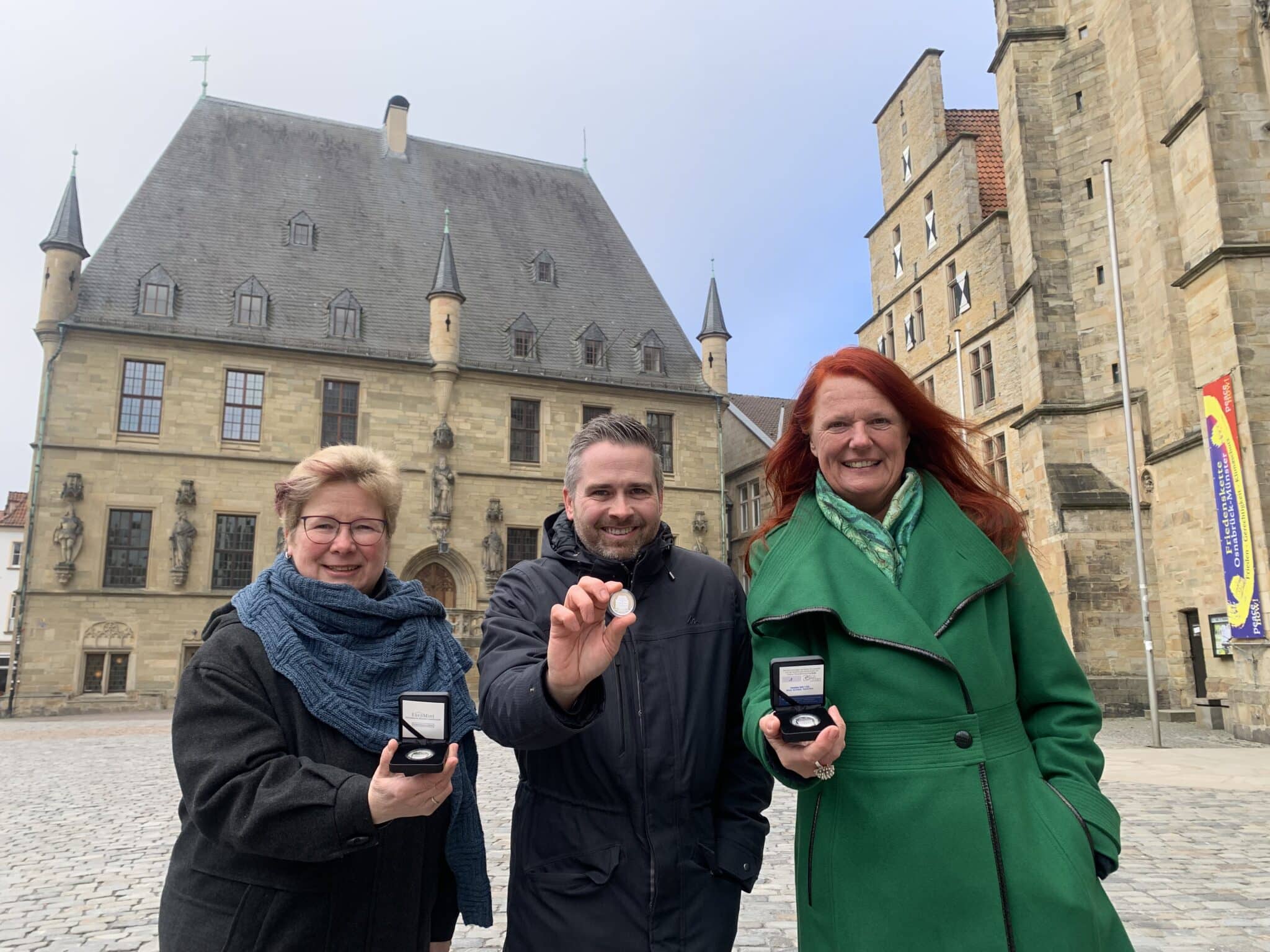 (von links) Ulrike Stevens, "Jubiläum 2023", Leif Burghard, EuroMint und Patricia Mersinger, "Jubiläum 2023", freuen sich über die Sonderprägung. / Foto: Emrich