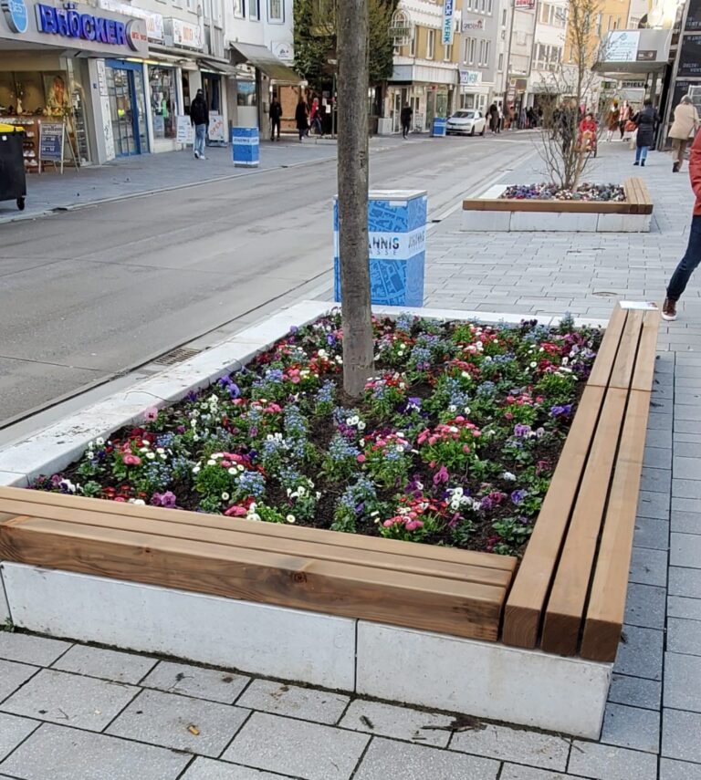 Neue Sitzgelegenheiten und Blumenbeete sollen zum Verweilen in der Johannisstraße einladen. / Foto: Janos van Dreumel