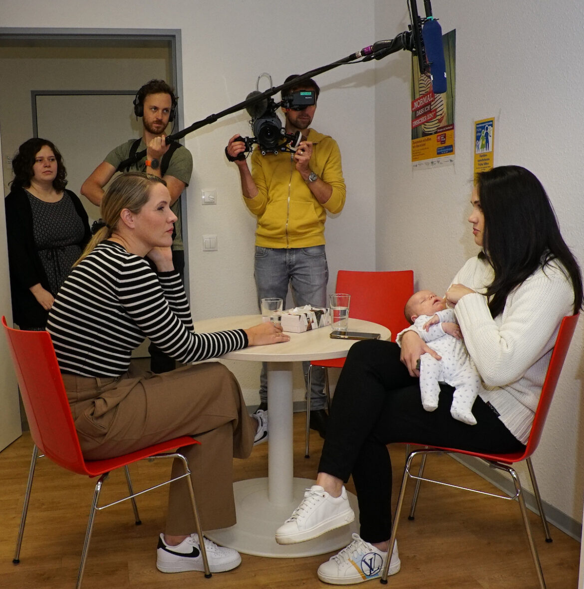 Moderatorin Judith Rakers besuchte während der NDR-Spendenaktion den Caritasverband für den Landkreis Emsland, um sich über das Projekt „Frühe Hilfen“ zu informieren. / Foto: Caritas/ Roland Knillmann