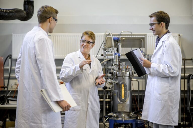 Prof. Dr. Angela Hamann-Steinmeier, Professorin für Bioverfahrenstechnik an der Hochschule Osnabrück, ist die neue Vorstandsvorsitzende vom Bezirksverein OsnabrückEmsland des Vereins Deutscher Ingenieure (VDI). / Foto: Hochschule Osnabrück / Oliver Pracht