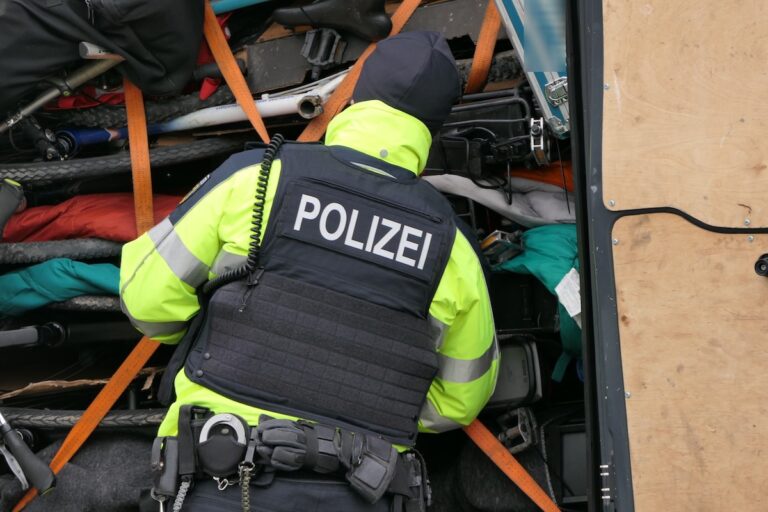 Bundespolizist bei der Kontrolle eines Kleintransporters / Foto: Bundespolizei