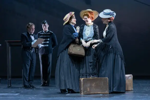 hinten: Mark Hamman (links), Pascal Dominik Schmid Vorne: Susanna Edelmann (links), Leonie Dietrich, Laetitia Hippe. / Foto: Theater Osnabrück hinten: Mark Hamman (links), Pascal Dominik Schmid Vorne: Susanna Edelmann (links), Leonie Dietrich, Laetitia Hippe. / Foto: Theater Osnabrück